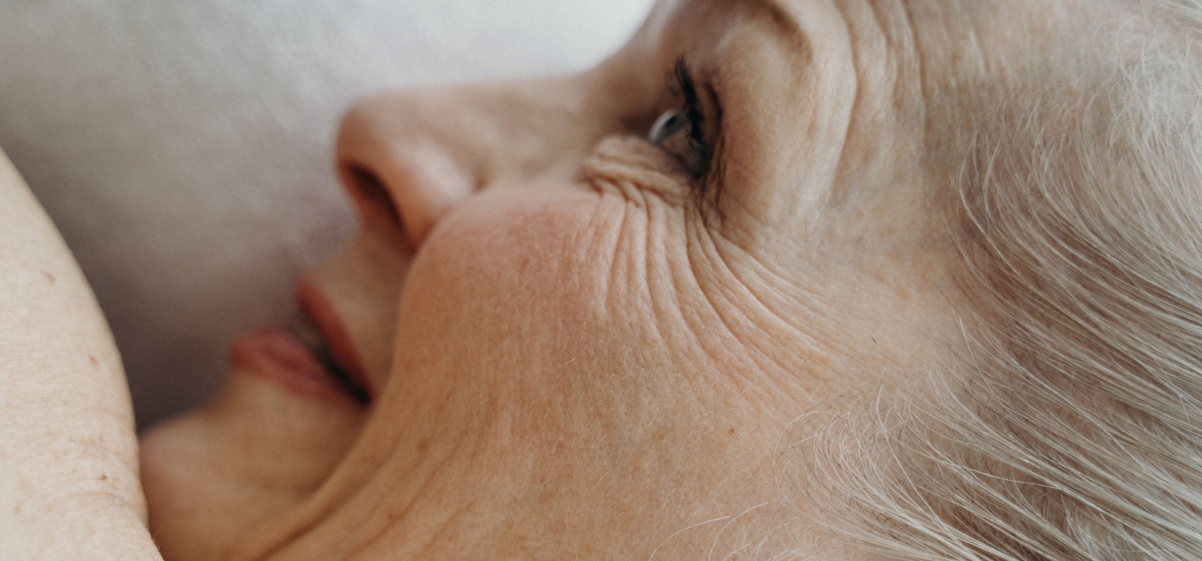 “Anti-Aging” – Wie Cremes und Seren unsere Wahrnehmung vernebeln