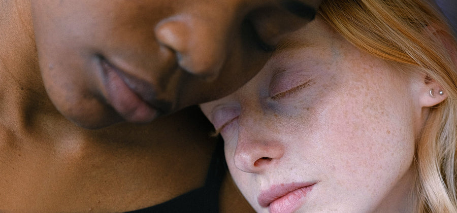 Zwei Frauen berühren sich im Gesicht