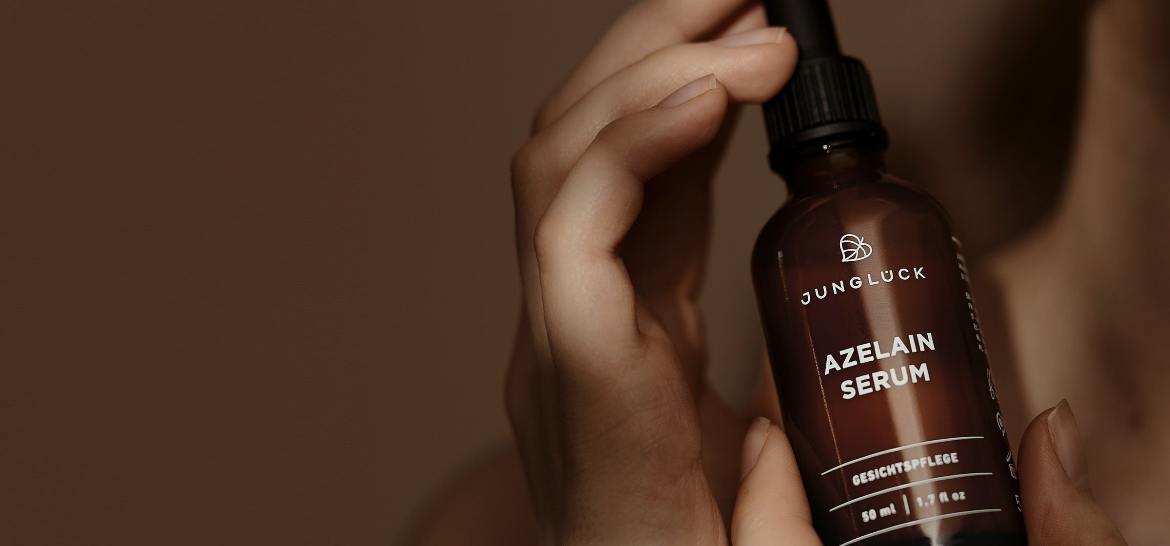 Frau hält Junglück Azelain Serum in der Hand