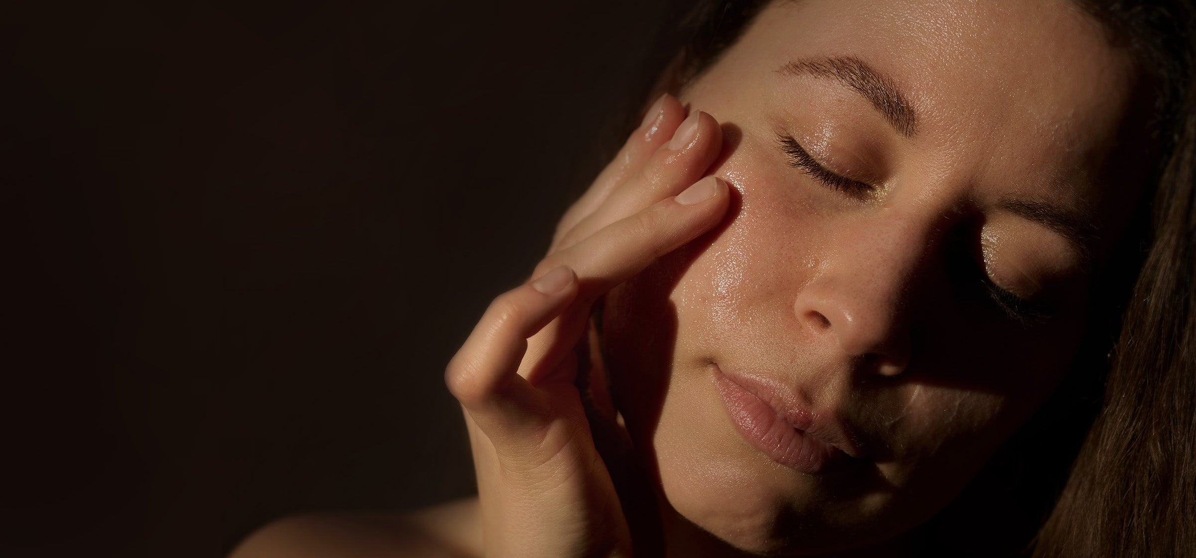 Frau streicht sich über das Gesicht