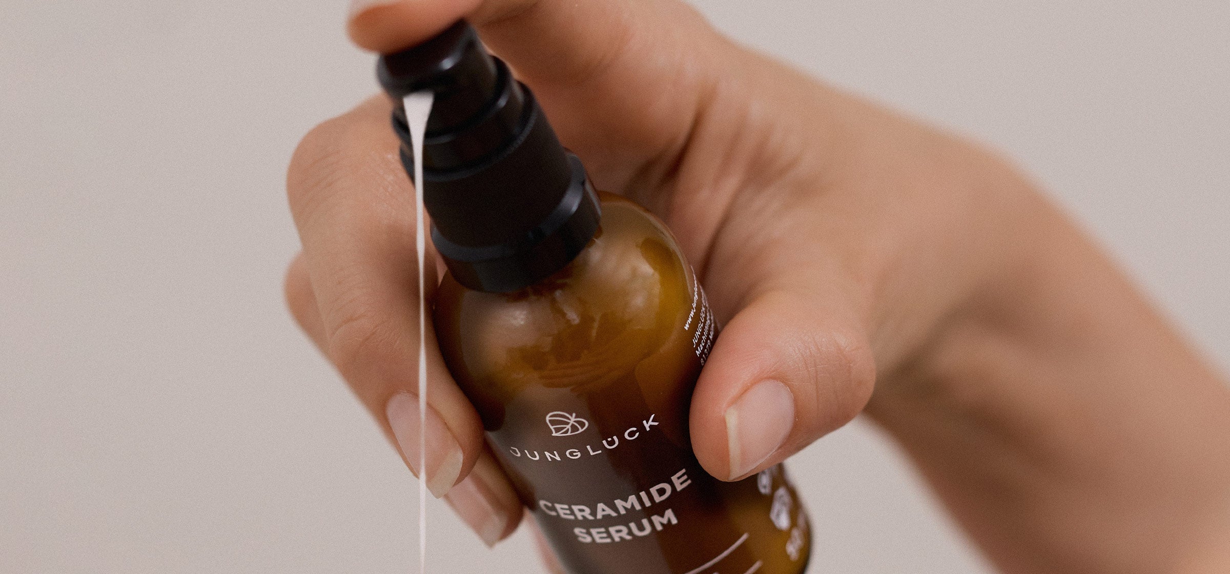 Serum tropft aus einer Ceramide Flasche von Junglück