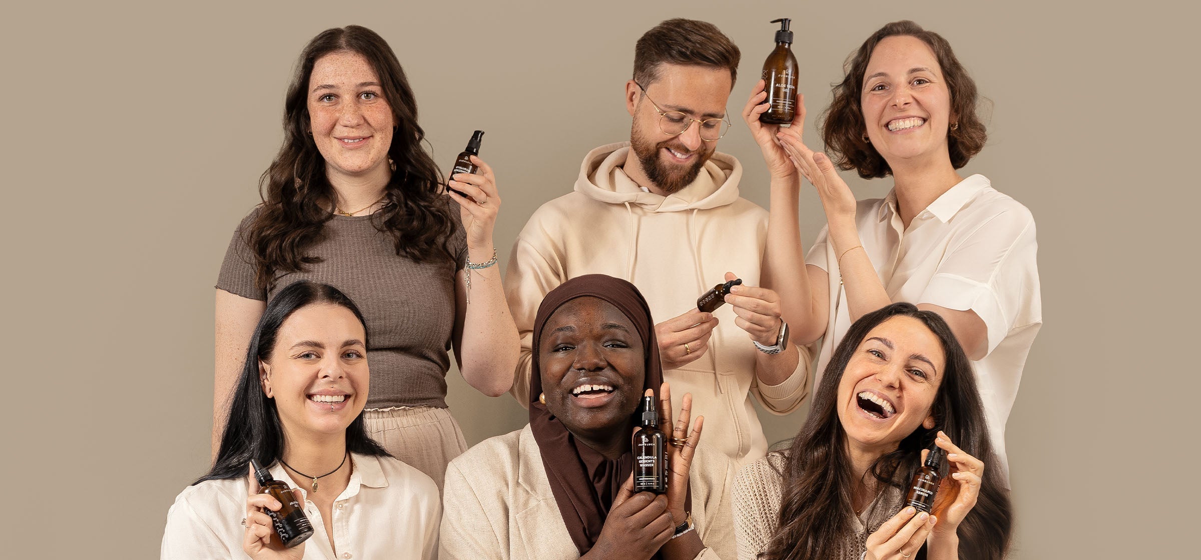 Sechs Junglück Kundinnen halten ihr Lieblingsprodukt in der Hand