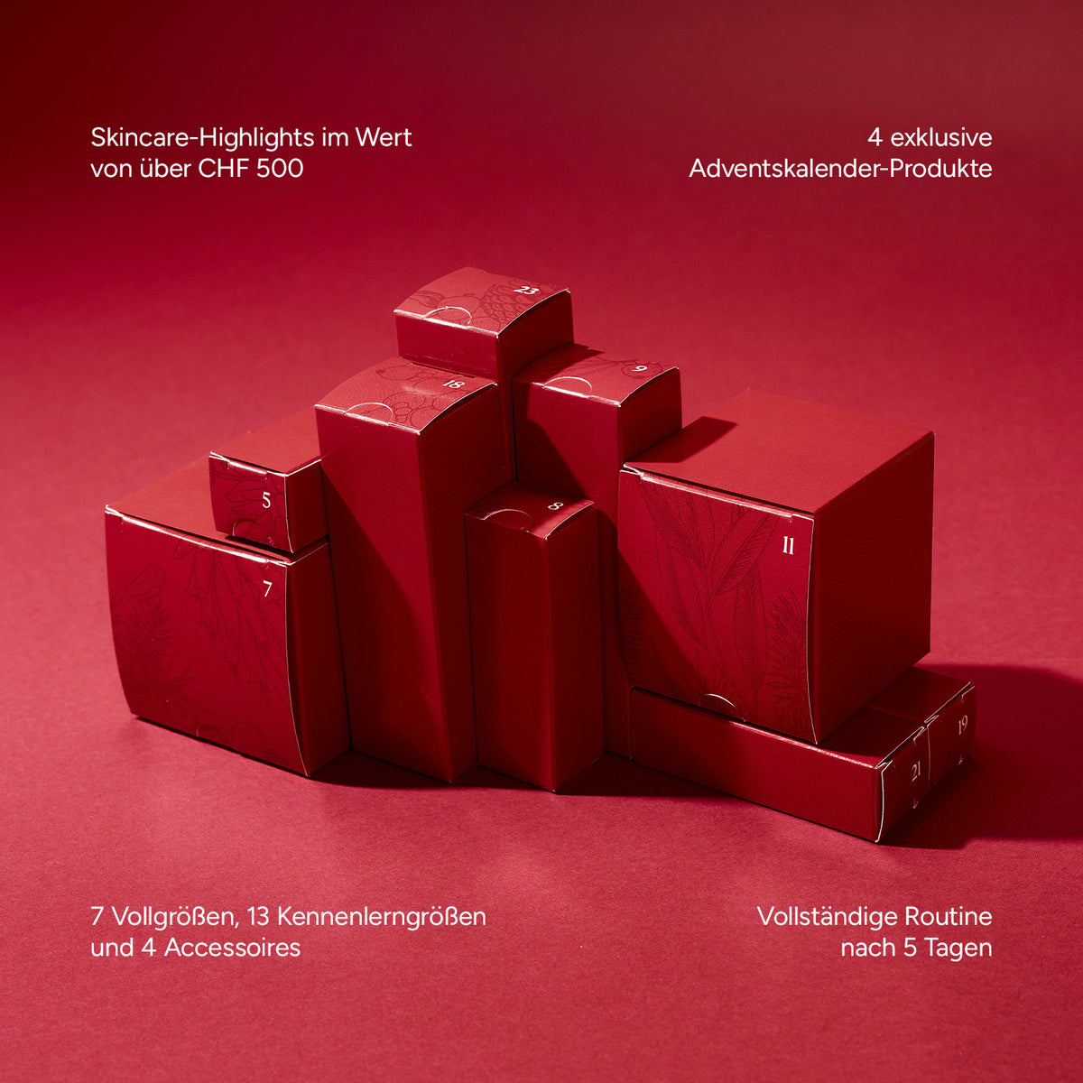 Vier rote Adventskalender-Boxen in verschiedenen Grössen, umgeben von Informationen über Produkte und Accessoires.