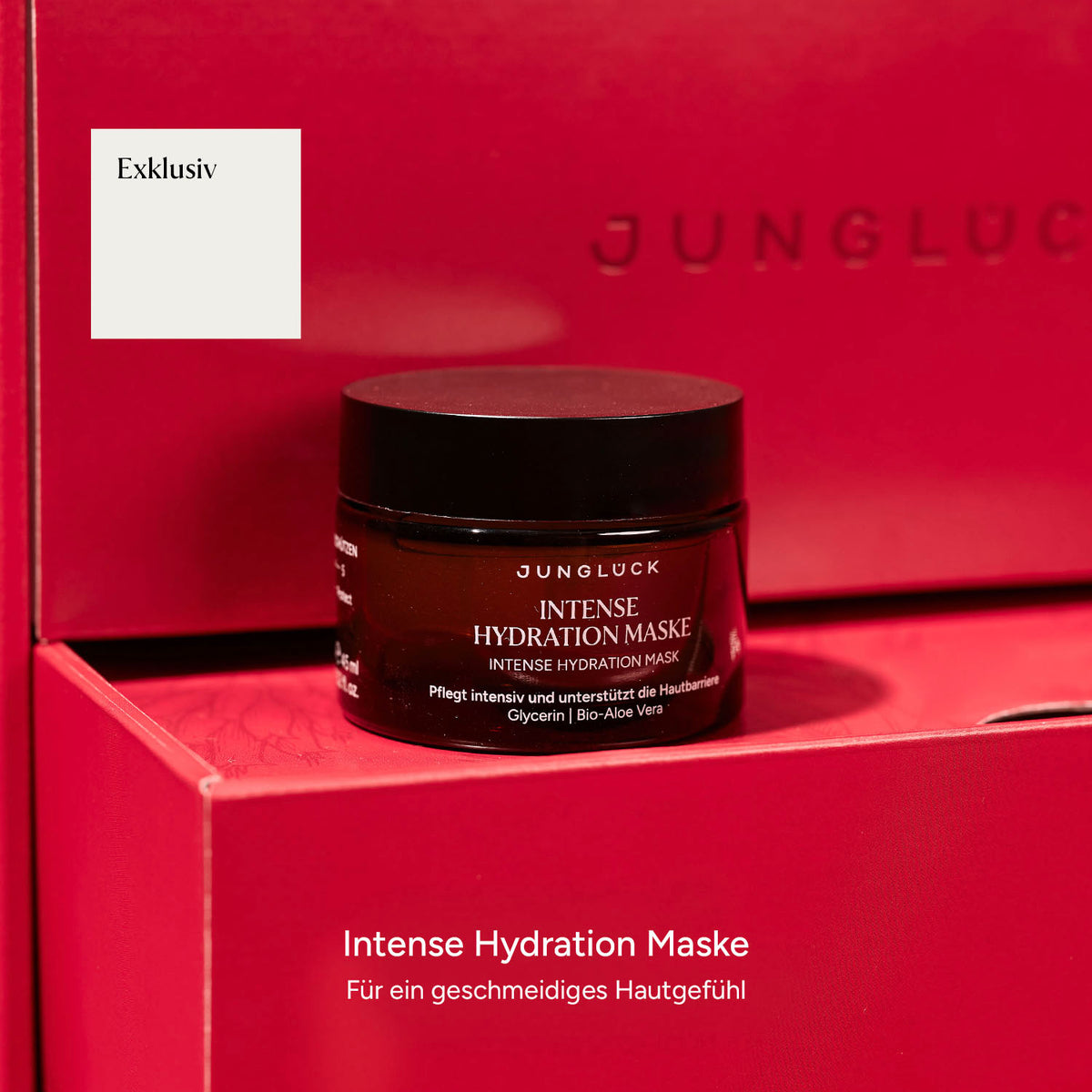 Die Intense Hydration Maske in einem Braunglasbehälter, platziert in einer rot glänzenden Box mit lesbarem Text.