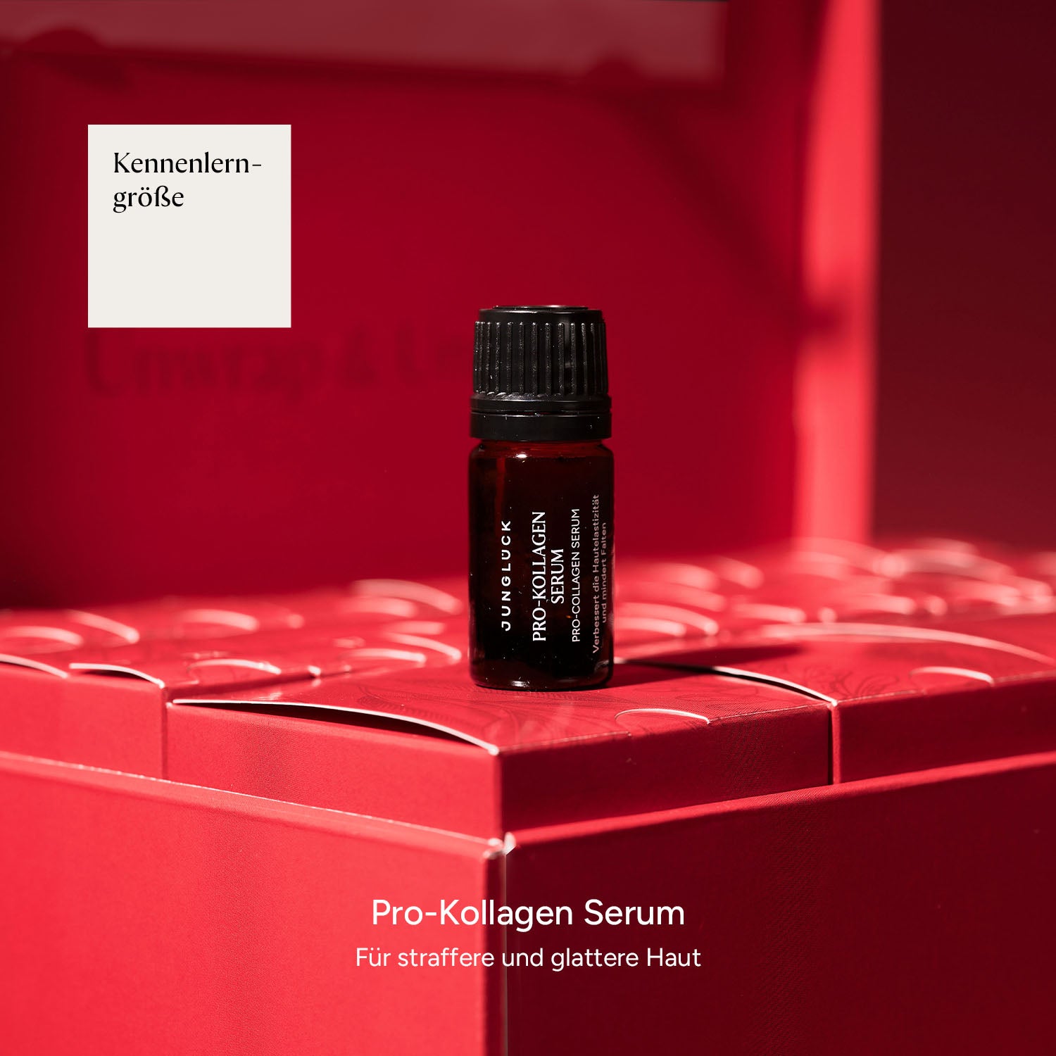 Braunglasflasche mit Pro-Kollagen Serum auf rotem Hintergrund, präsentiert in einer eleganten Verpackung.