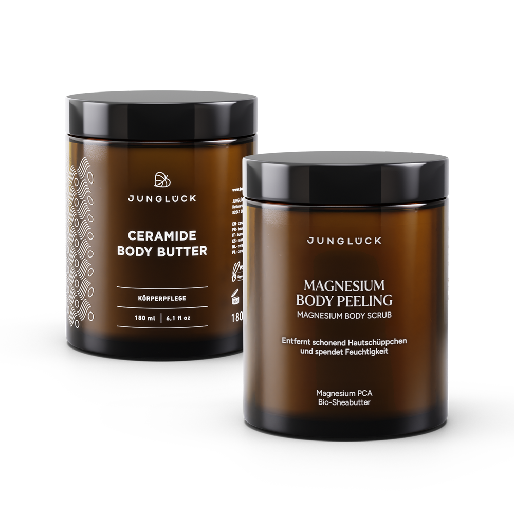 Zwei Braunglasbehälter von JUNGLÜCK: links Ceramide Body Butter, rechts Magnesium Body Peeling. Beide 180 ml.